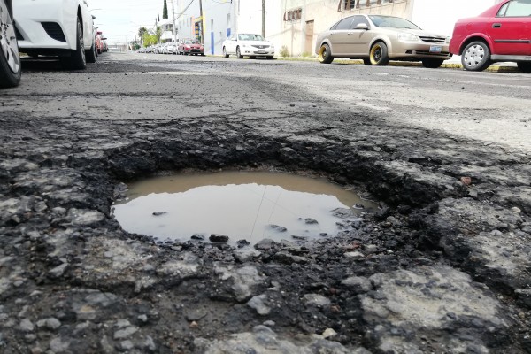 "Ciudad de 10 baches por calle": Se burlan usuarios de redes sociales de Eduardo Rivera por el mal estado de vialidades