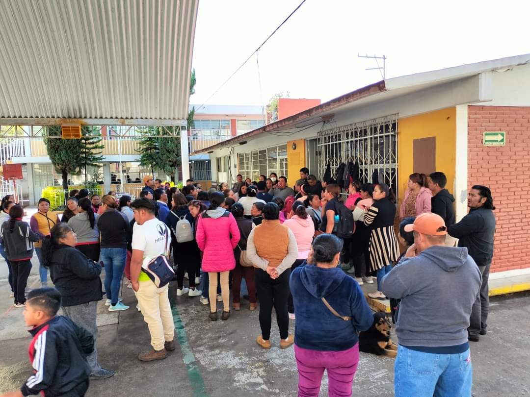 Exigen padres de familia expulsión de docente en San Pablo del Monte por golpear a alumno
