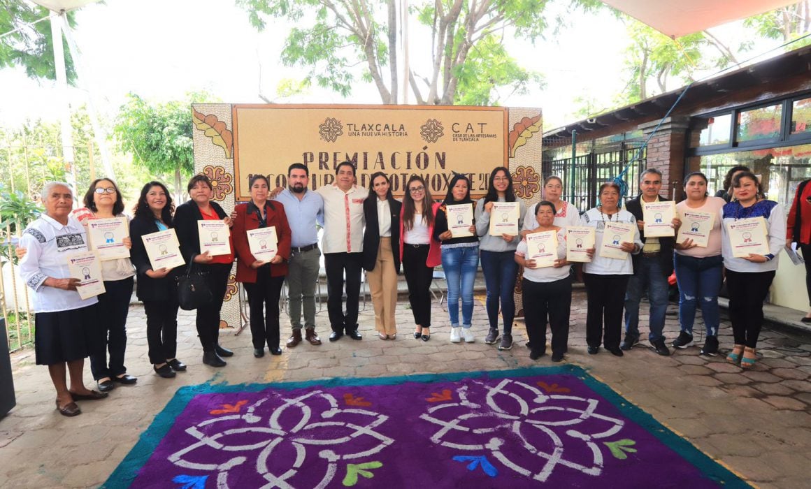 Entregan premios a creadores en el Concurso Artesanal de Totomoxtle 2023