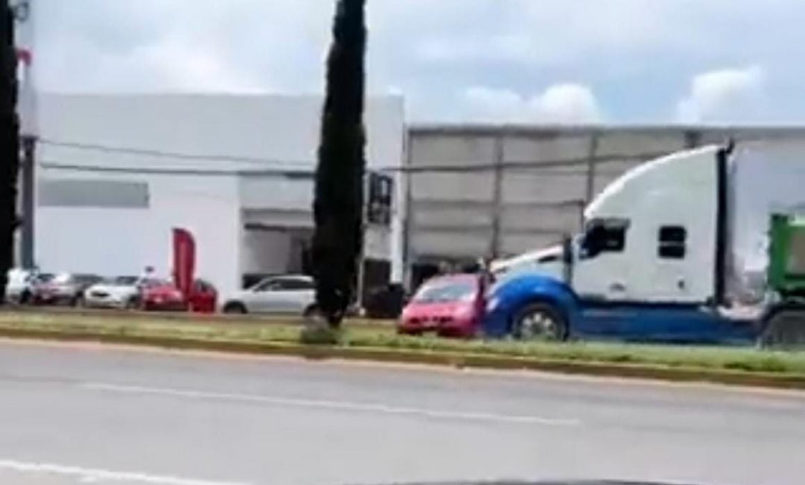Arrastra tráiler a vehículo tras impactarlo en carretera Tlaxcala-Apizaco