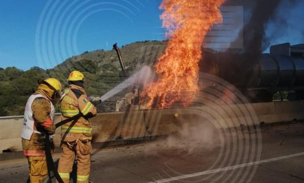 Se incendia pipa sobre la autopista Arco Norte, en Españita
