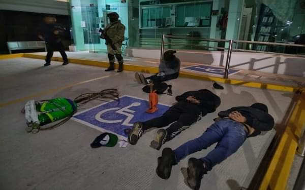 Detienen a poblanos en intento de asalto a Banco del Bienestar de Tequexquitla