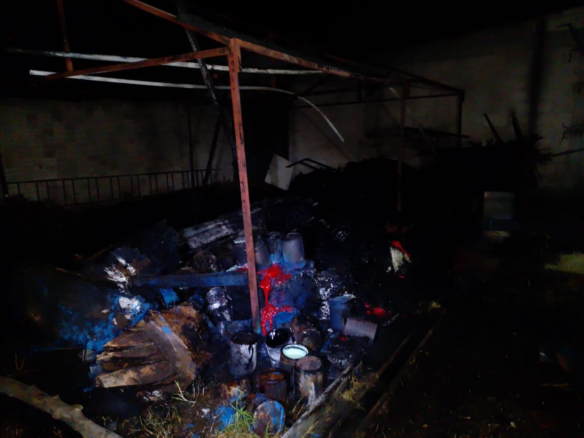 En Xicohtzinco, quema de botes de pintura provoca explosiones