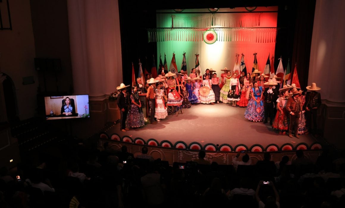 Presentan tercera muestra de vestidos y atuendos de damas charras