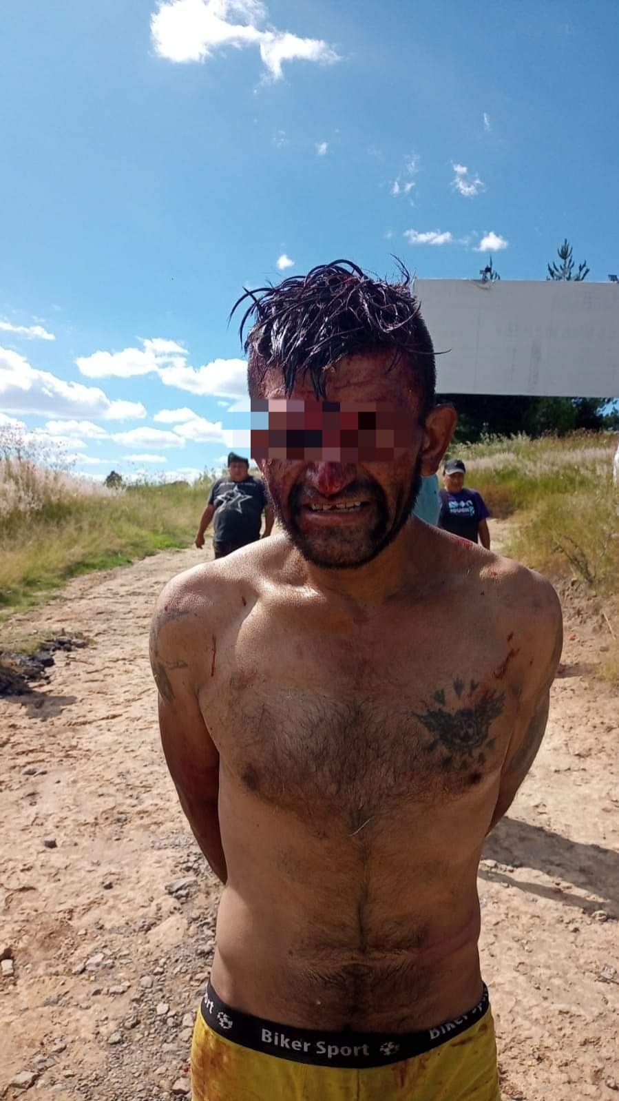 Tunden a presunto ladrón en Acuitlapilco, lo pasearon desnudo por la carretera