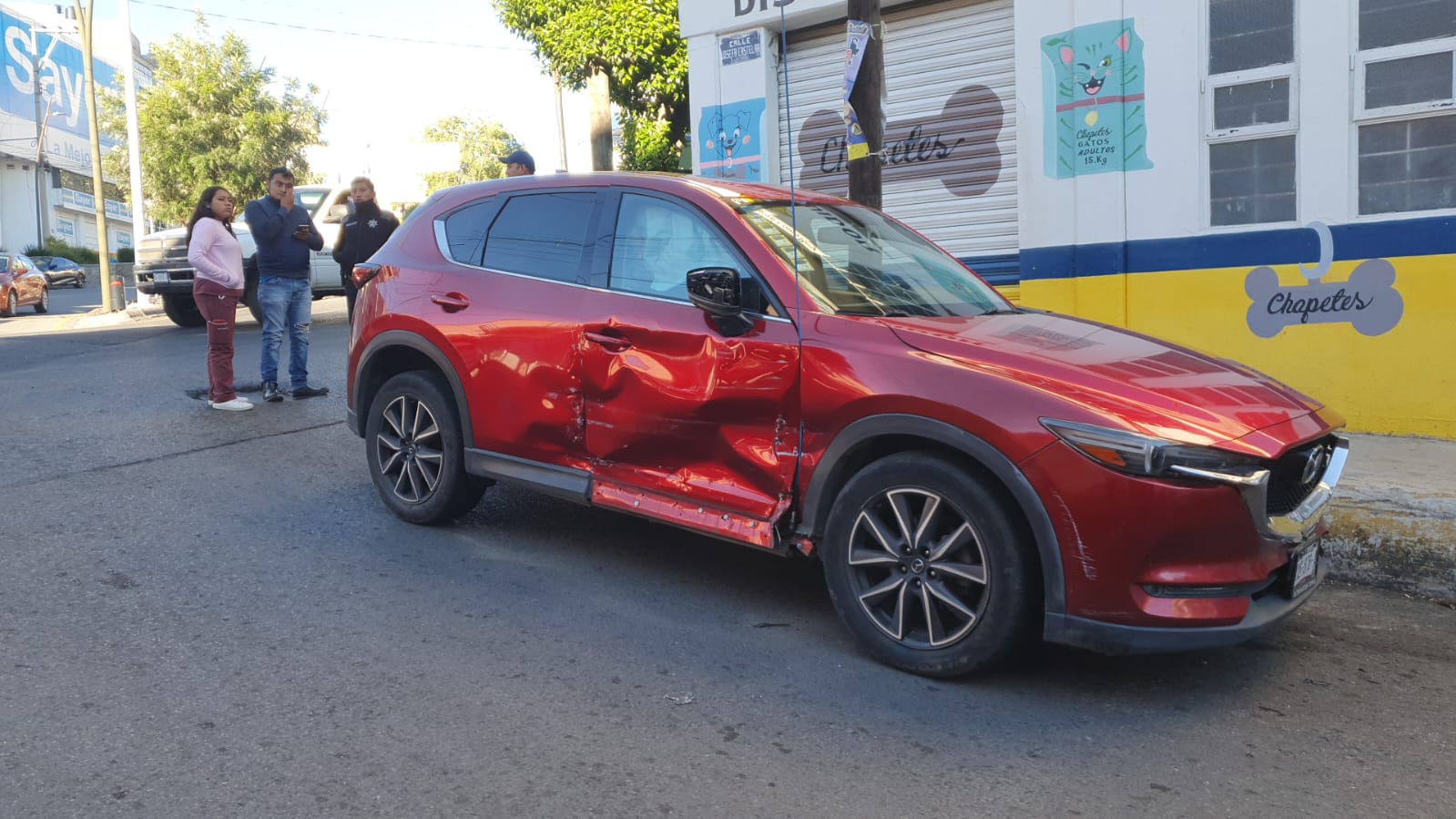 Mujer resulta lesionada tras choque entre camioneta y "combi", en Tlaxcala 
