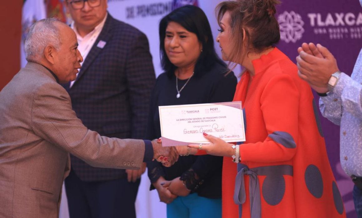 Entrega Lorena Cuéllar pensión y jubilación a 41 personas