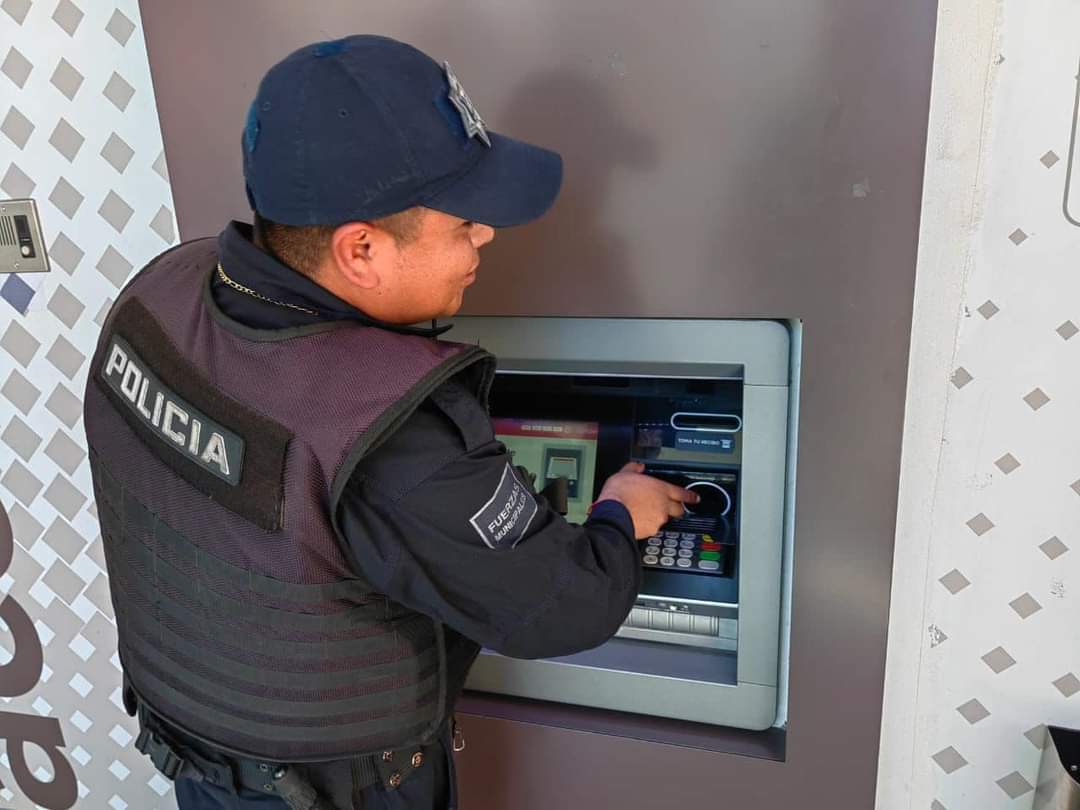 Policías de Chiautempan desmantelan "trampa" en cajero automático
