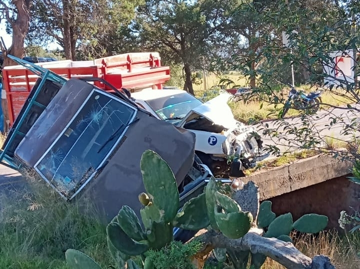 Chocan camionetas de manera frontal, en Lázaro Cárdenas