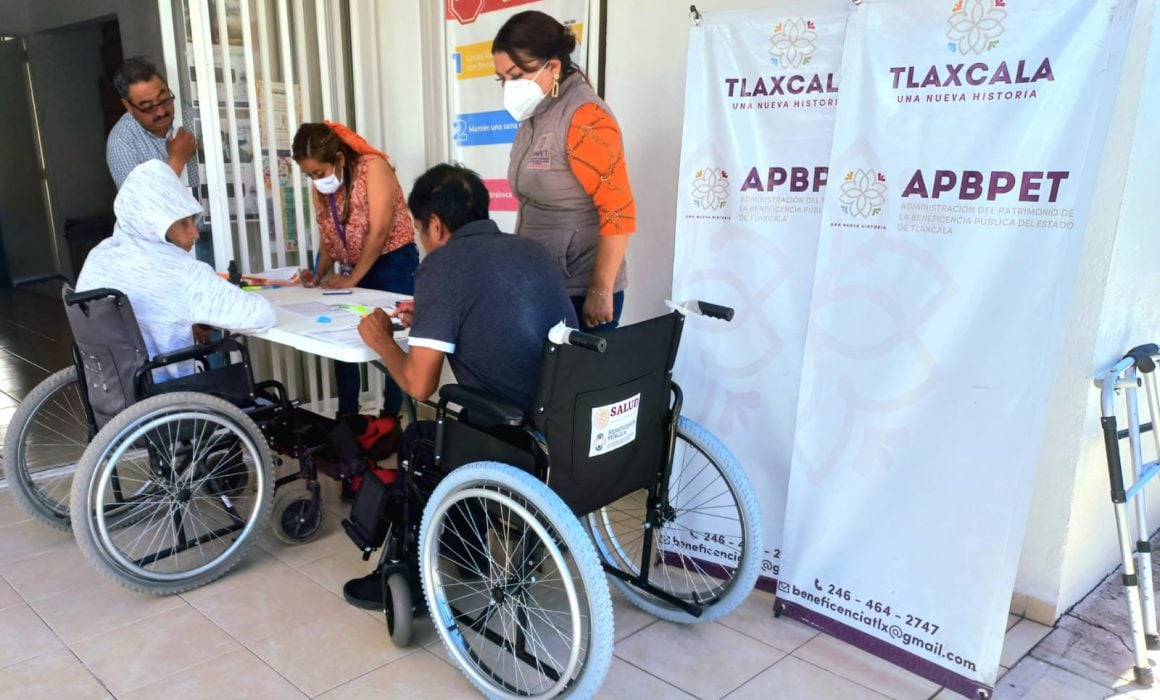 Entrega beneficencia pública de Tlaxcala 200 sillas de ruedas