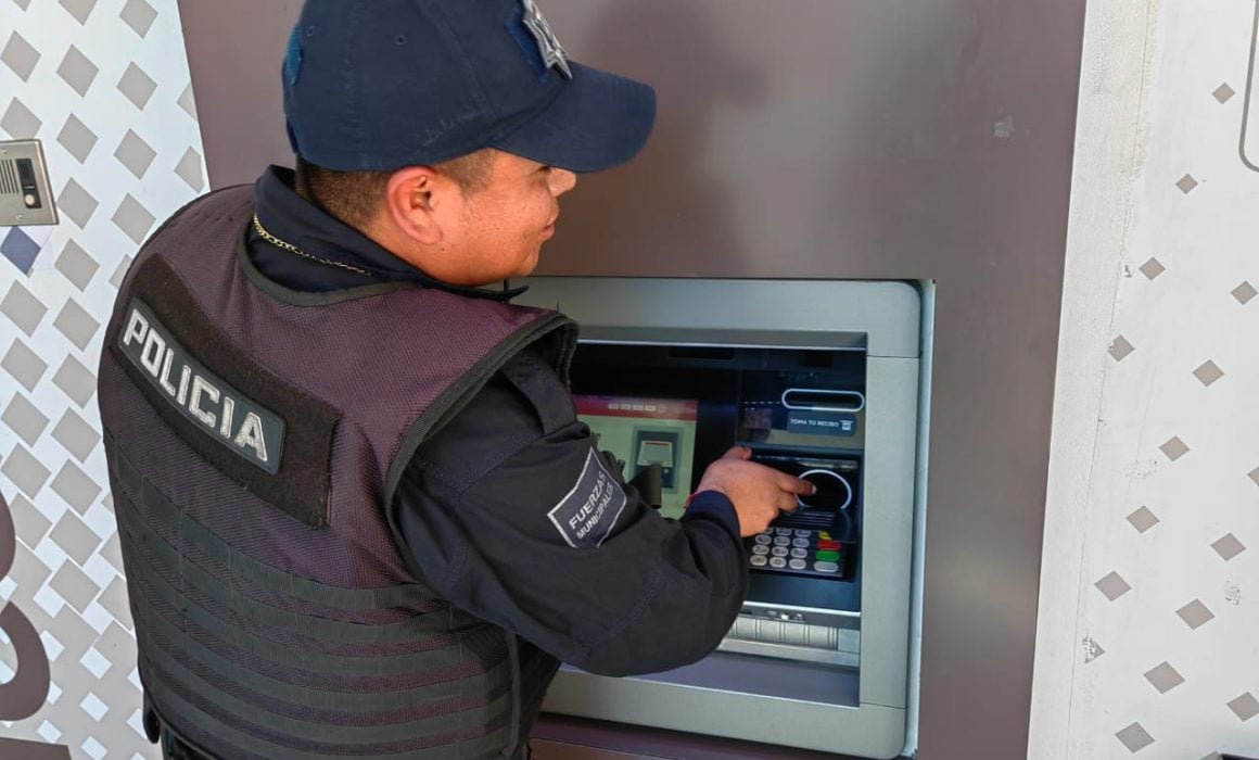 Inmoviliza policía de Chiautempan sobrepuesto en cajero automático