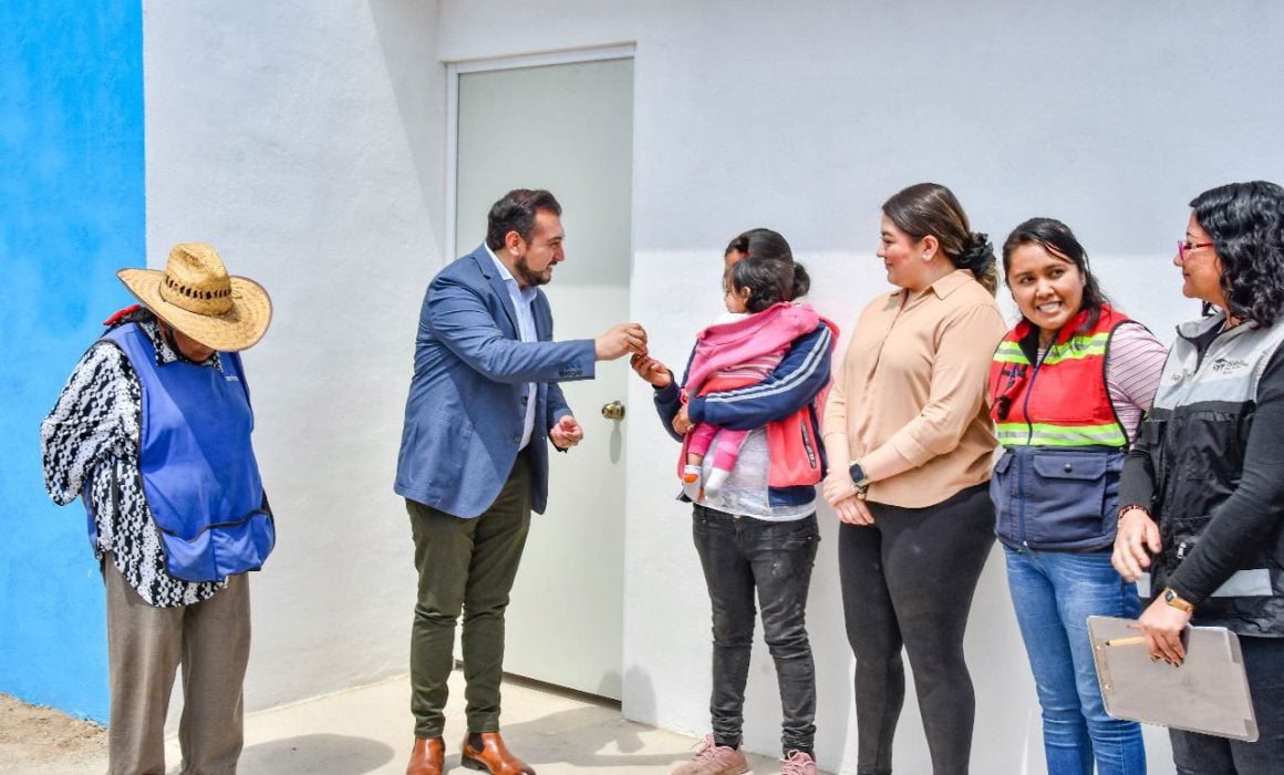 Entrega Salvador Santos vivienda en el pueblo Mariano Matamoros