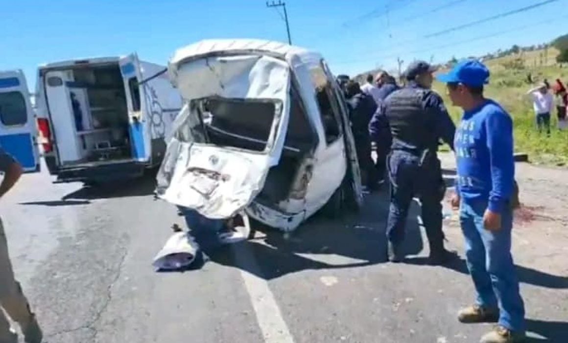 Embiste tráiler a camioneta con peregrinos en Tetla; hay 20 lesionados