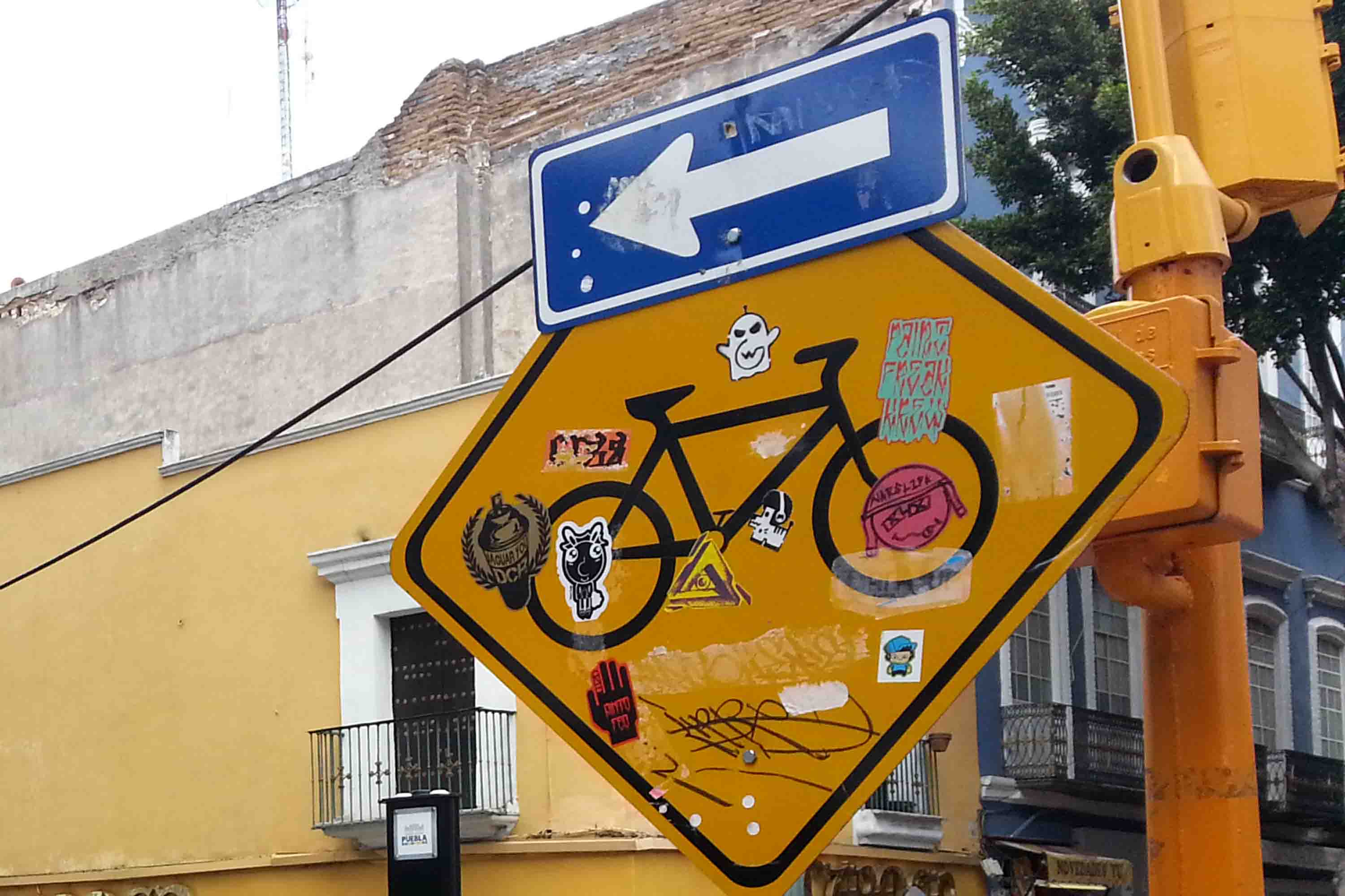 Cambiarán altura de señalética para evitar daño con grafiti o stickers
