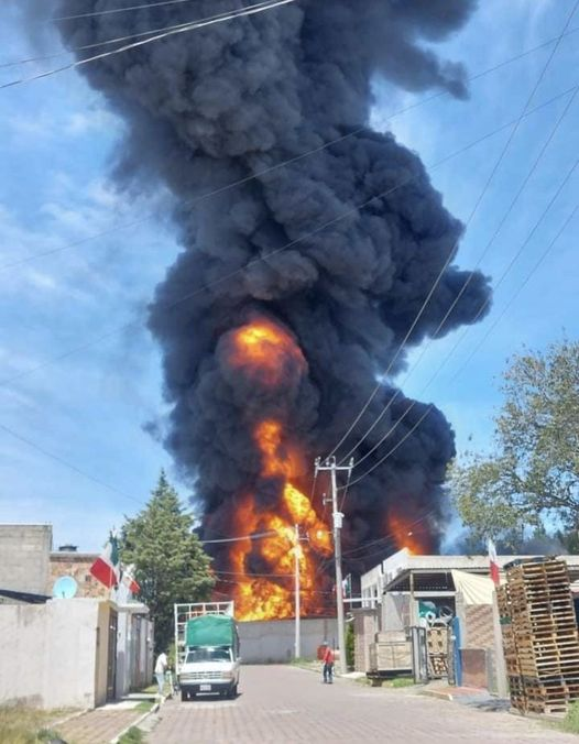 Incendio en fábrica de tinacos alerta a la población en Yauhquemehcan