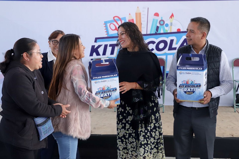 Kits escolares, ahora tocó el turno a 850 niños de los 13 CAIC´s de San Andrés Cholula