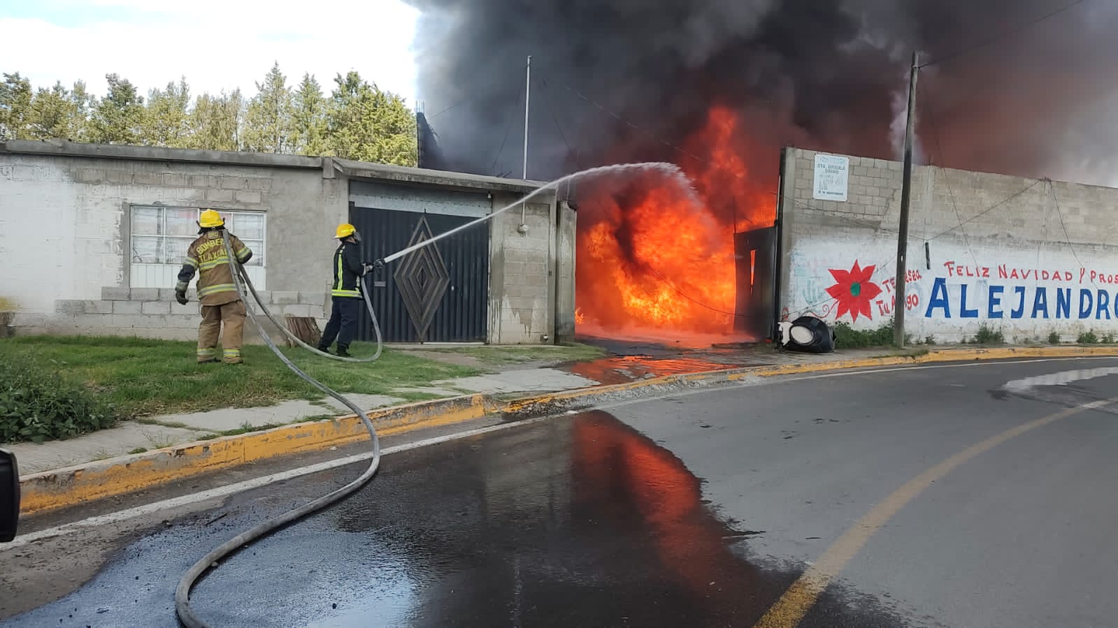 Se incendia empresa de tinacos en Yauhquemehcan; todo quedó calcinado 
