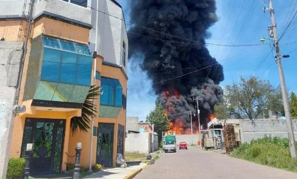Incendia en fábrica de tinacos en Sta. Úrsula Zimatepec en Yauhquemehcan