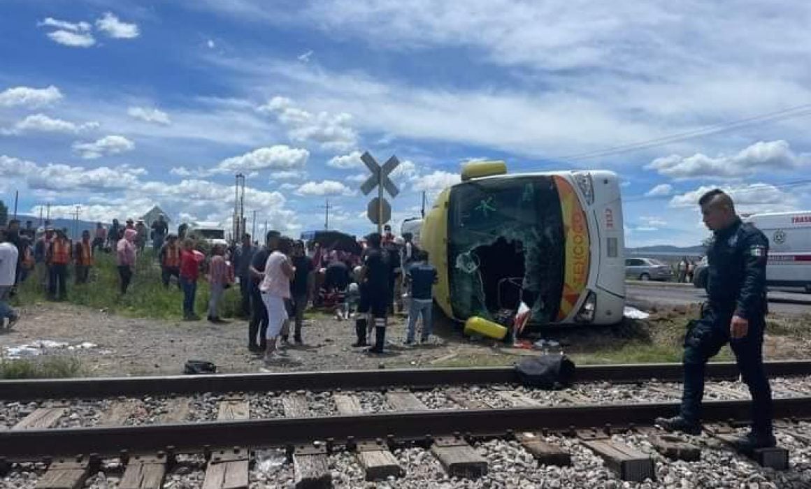 Tren embiste a autobús en carretera Apan-Calpulalpan; hay 4 muertos
