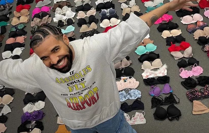 El cantante Drake mostró su colección de brasieres que fans le han lanzado durante sus conciertos