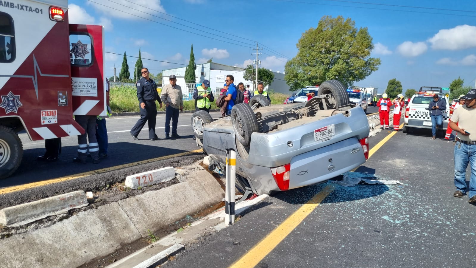 Tres lesionados deja volcadura de automóvil sobre la Tlaxcala-San Martín Texmelucan