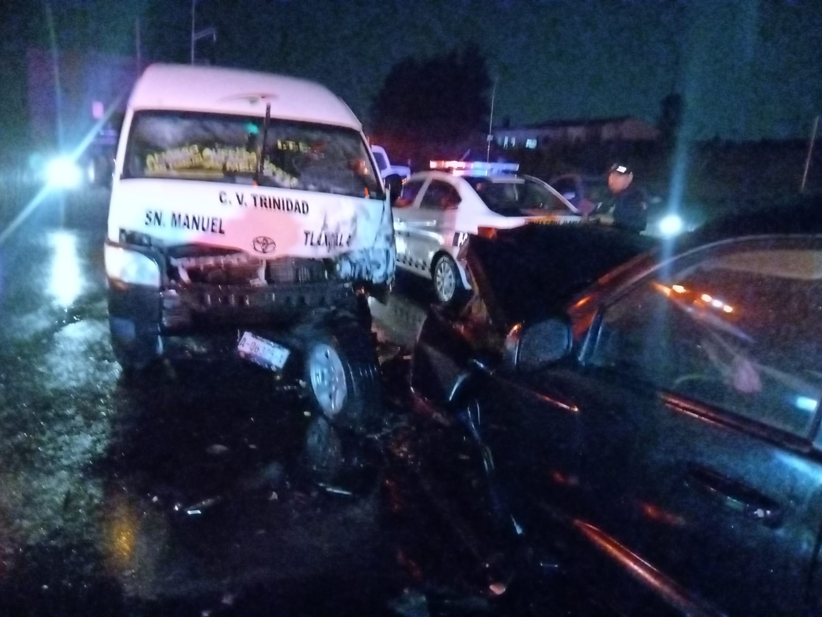 Madre e hija lesionadas tras choque entre combi y camioneta, en Santa Cruz Tlaxcala