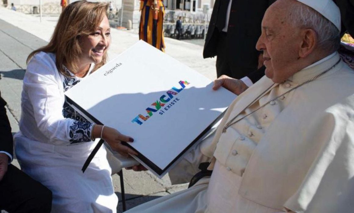 Entrega Lorena Cuéllar el libro Tlaxcala Sí Existe al Papa Francisco