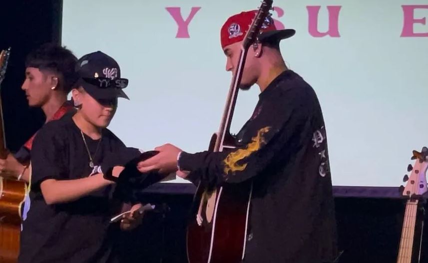 "La neta vine a pedirles perdón" Yahritza pide perdón en el escenario tras sus polémicos comentarios: (Vídeo)