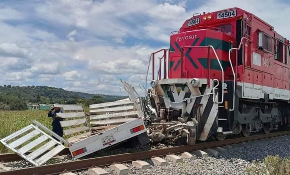 Tren embiste a camioneta y deja un lesionado en Muñoz de Domingo Arenas