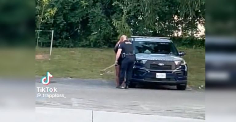 Captan a policía siendo infiel con una mujer que "arrestó" y subió a su patrulla en horario laboral (Vídeo)