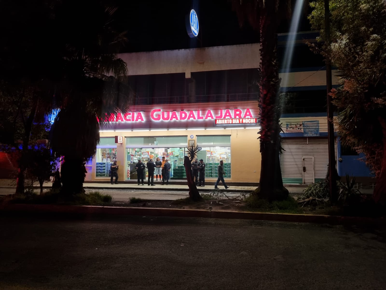 Tras enfrentamiento a balazos policía de Apizaco frustra asalto a farmacia