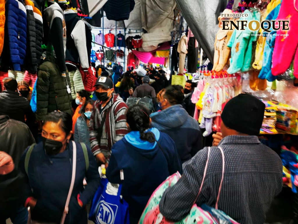 Miles de personas abarrotan el Tianguis de Tepeaca; se preparan para la  cena de navidad