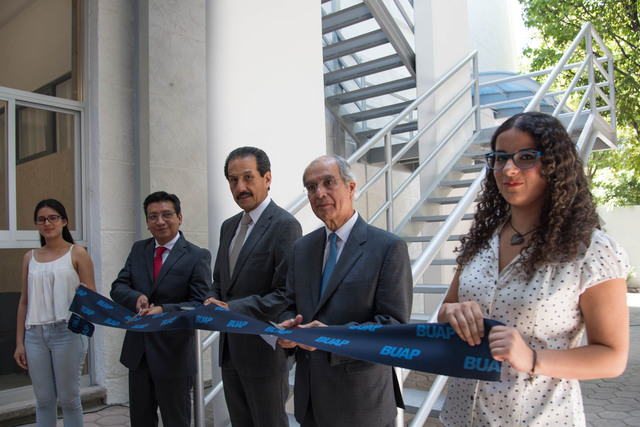 Alfonso Esparza inaugura escalera de emergencia en la Facultad de Ciencias Biológicas