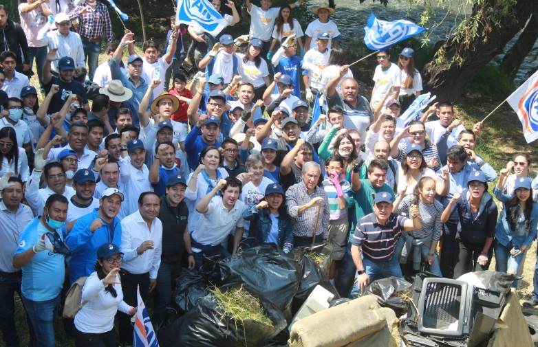 Enrique Cárdenas cumple el reto #BasuraChallenge (Videos)