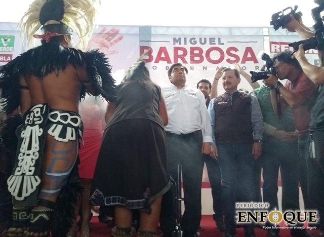 Miguel Barbosa se compromete a aterrizar hospital y alto turismo en Cholula 