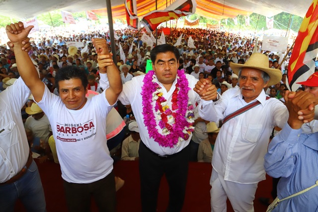Pide pueblo totonaca Casa de la Mujer Indígena a Miguel Barbosa en Huehuetla