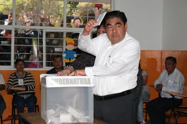Emite Barbosa Huerta su voto en el municipio de Tehuacán; descarta que se presenten hechos violentos en la jornada electoral 