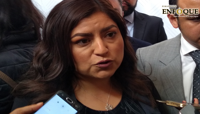 Remunicipalización del servicio de agua es una demanda ciudadana: Claudia Rivera Puebla, Pue. La presidenta municipal, Claudia Rivera Vivanco, descartó que con el intento de revocación de contrato a la empresa Agua de Puebla Para Todos se esté intentando simplemente cumplir con una promesa de campaña, pues refiere que únicamente tiene la intención de devolverle al municipio las facultades que se le quitaron con la privatización del servicio de agua porque es una demanda ciudadana. Rivera Vivanco descartó además que el intento de revocación sea una cortina de humo con la que pretende ocultar los supuestos malos resultados que ha dado hasta el momento su administración, pues argumentó que este asunto inició siguiendo procesos jurídicos y administrativos para remunicipalizar el servicio de agua potable. Asimismo, negó que este proceso pueda traer al municipio dificultades financieras, e insistió en que el Ayuntamiento no pagará la indemnización a la firma, pues refiere que existen quejas de ciudadanos a los que se les hace el cobro del servicio y no lo reciben, sin mencionar que las cifras han registrado aumentos. Añadió que la apuesta de su gobierno es la de garantizar que todos los poblanos cuenten con el servicio hídrico, no obstante, admite que es un trabajo que llevará tiempo. Es importante mencionar que el secretario General de Gobernación, Fernando Manzanilla Prieto, declaró que la decisión de revocar a Agua de Puebla la concesión del servicio dependerá completamente del próximo gobernador, Miguel Barbosa Huerta, pues la administración estatal se encargará de analizar y valorar las condiciones jurídicas y económicas. Sin embargo, recordó que la creación de SOAPAP tuvo la intención de abastecer al estado porque ningún municipio cuenta con la facultad económica para solventarlo.