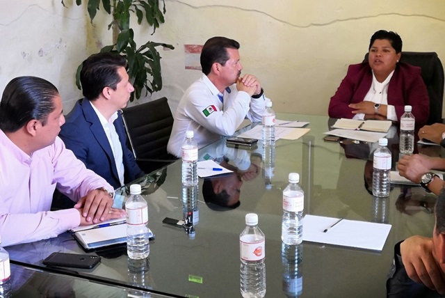 Karina Pérez y Luis Alberto Arriaga atienden problemática de tianguis de Lázaro Cárdenas 