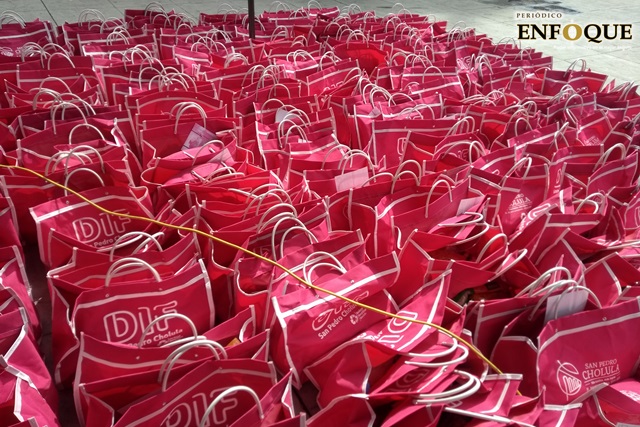 Realizan tercera entrega de apoyos alimentarios a madres de San Pedro Cholula 