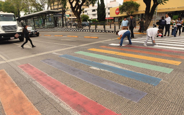 No descartan sanción en contra de colectivos que pintaron de blanco cebra peatonal