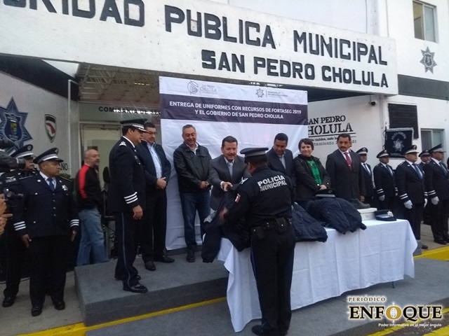 Entrega Arriaga Lila nuevos uniformes a elementos de la Policía Municipal de Cholula 