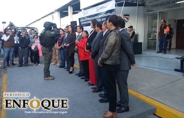 Entrega Arriaga Lila cheques