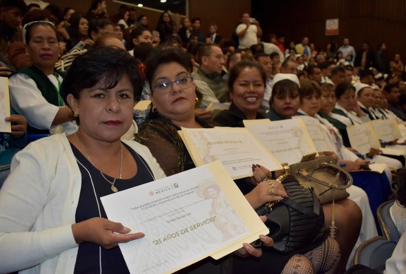 IMSS reconoce a 450 trabajadores por años de servicio (Fotos)