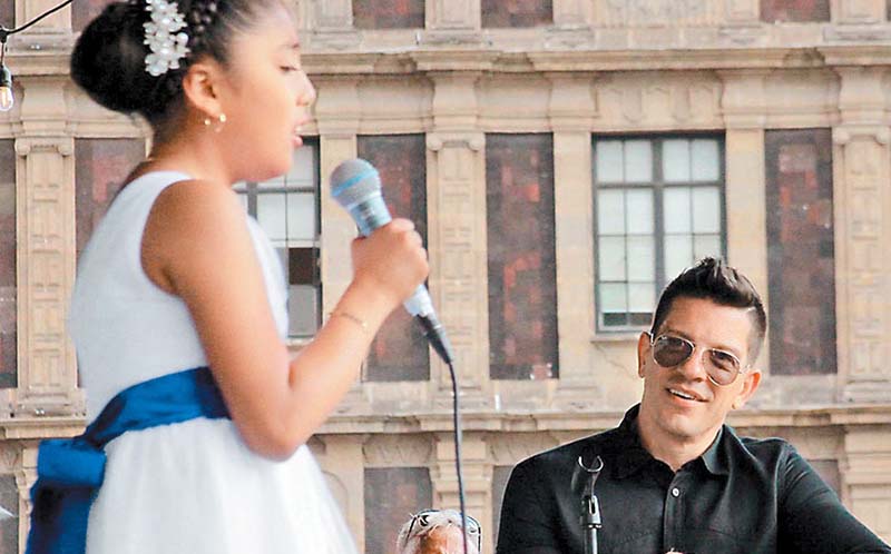 Concurso de karaoke en el Zócalo de CDMX