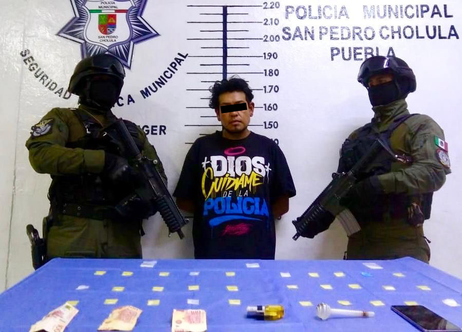 Detienen policías de San Pedro Cholula a hombre por presuntos delitos contra la salud