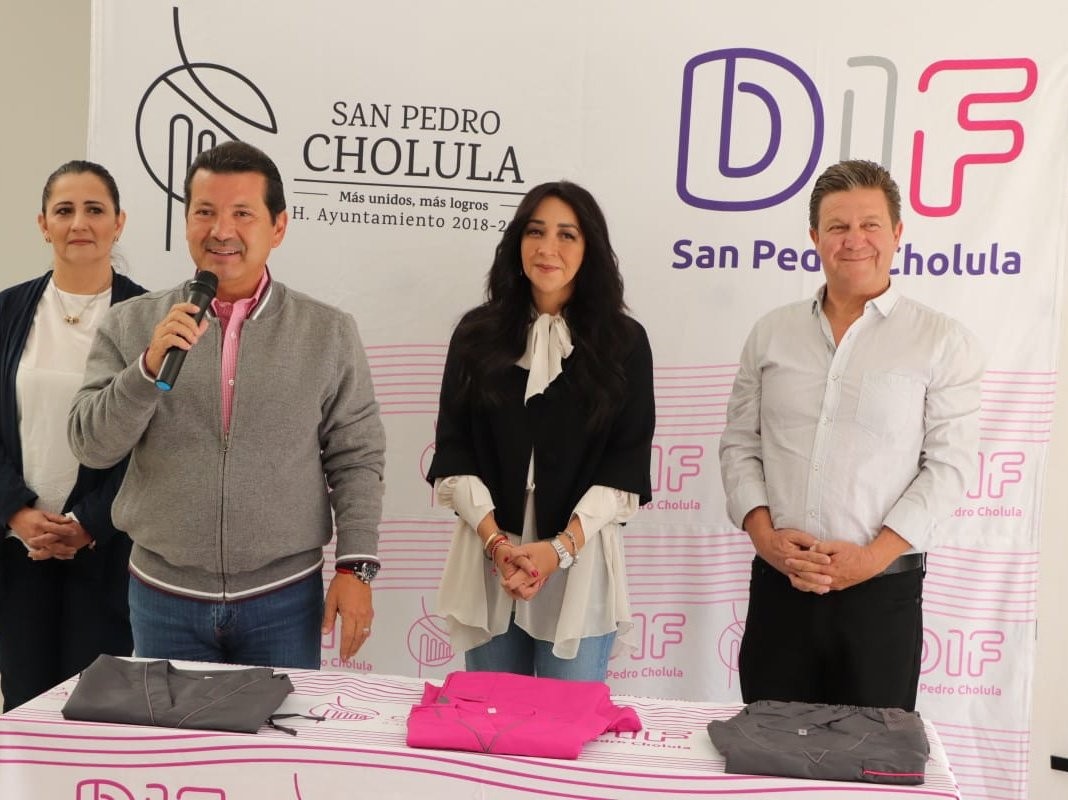 ENTREGAN UNIFORMES A PERSONAL MÉDICO DEL DIF DE SAN PEDRO CHOLULA