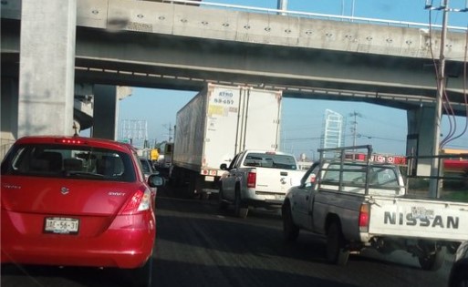 Reabren la circulación en la autopista Puebla-Orizaba; continúan trabajos para sellar el ducto de gas