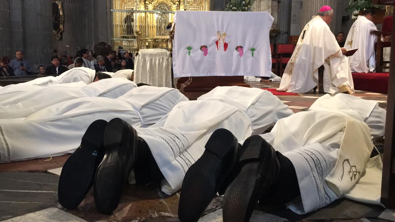 Se ordena 1 sacerdote y 11 diáconos, celebran fundación del seminario Palafoxiano 