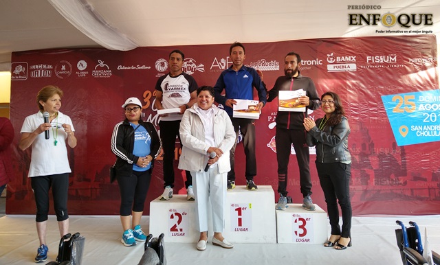 Entrega Karina Pérez sillas de ruedas y 25 mil pesos a Asociación Parkinson de Puebla  	